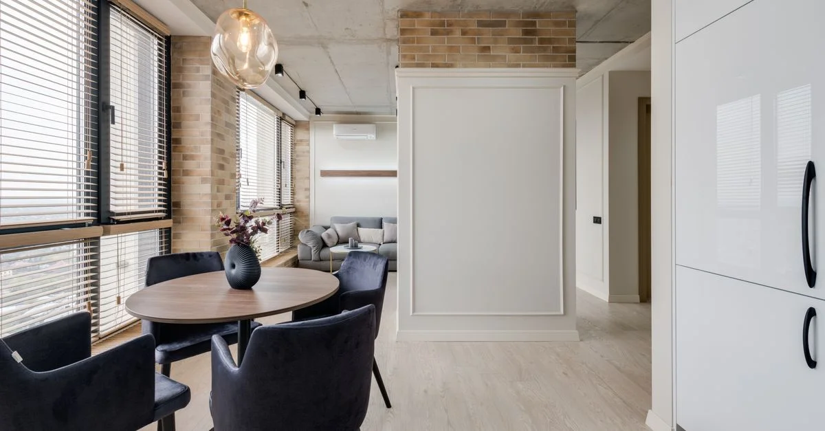 Salon moderne élégant avec une table à manger, des chaises et un décor stylé dans un cadre lumineux.