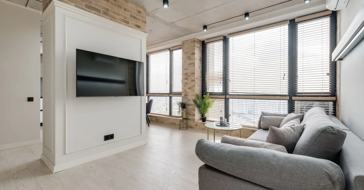 Salon spacieux avec un design moderne, de la lumière naturelle et une décoration élégante pour une ambiance cosy.